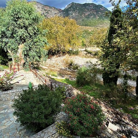 Steinturm Mit Dach-Terrasse Zwischen Fluss, Meer Und Gebirge- Spiti Pirgos Paralia Sergoulas Luaran gambar