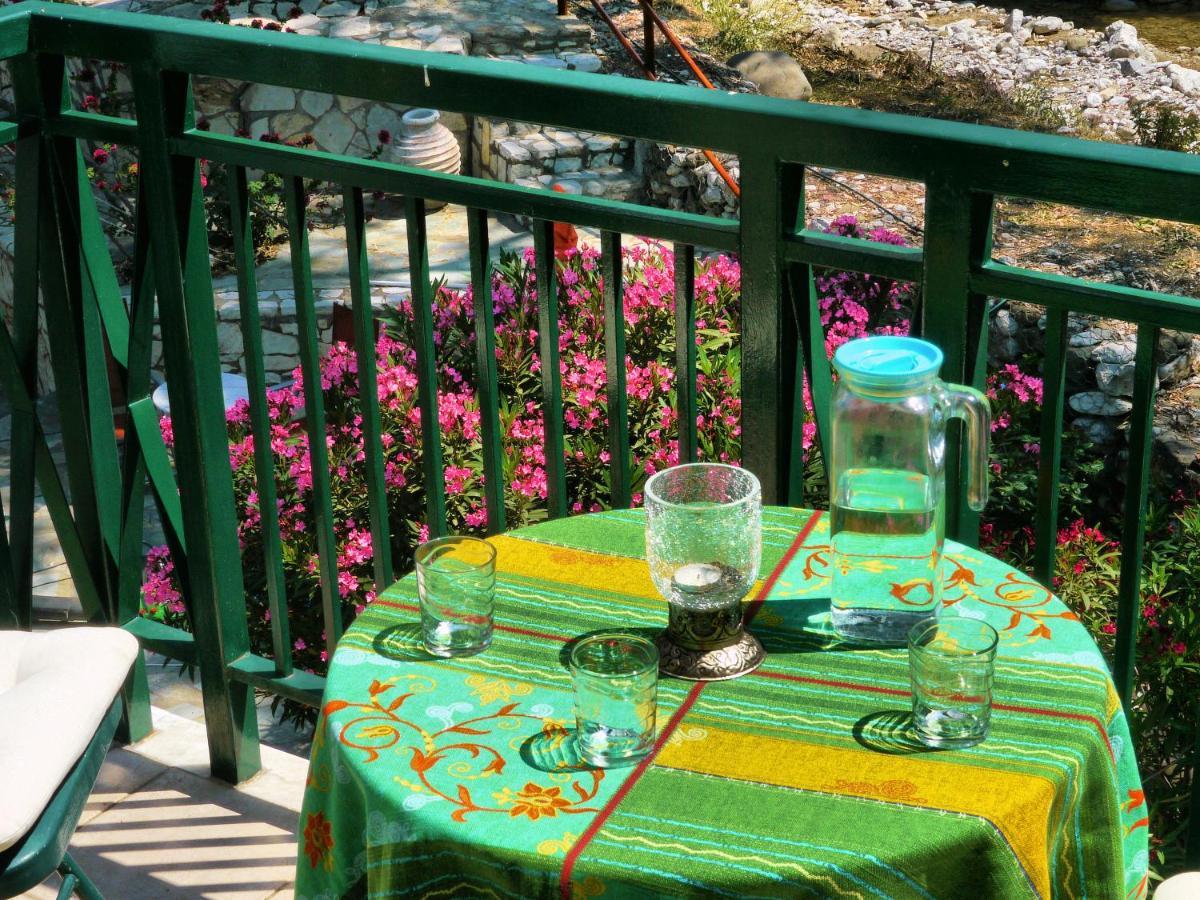 Steinturm Mit Dach-Terrasse Zwischen Fluss, Meer Und Gebirge- Spiti Pirgos Paralia Sergoulas Luaran gambar