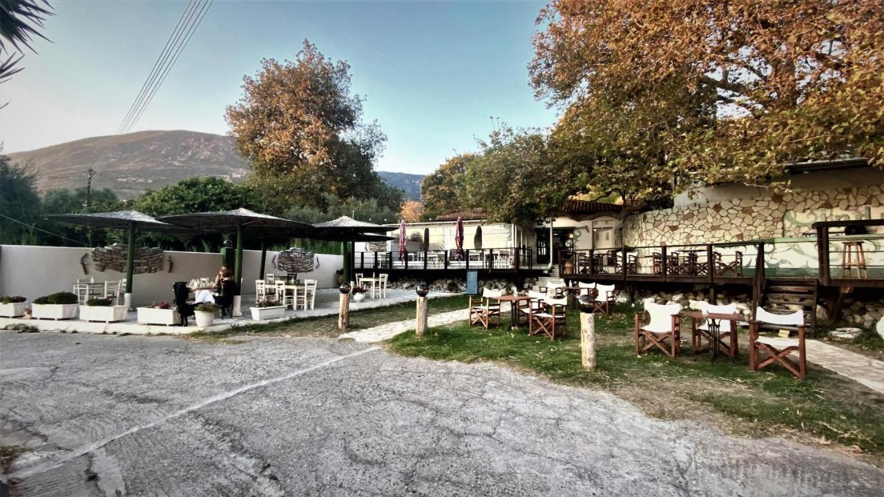 Steinturm Mit Dach-Terrasse Zwischen Fluss, Meer Und Gebirge- Spiti Pirgos Paralia Sergoulas Luaran gambar