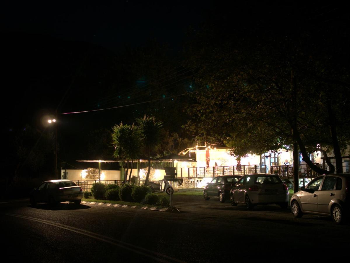 Steinturm Mit Dach-Terrasse Zwischen Fluss, Meer Und Gebirge- Spiti Pirgos Paralia Sergoulas Luaran gambar