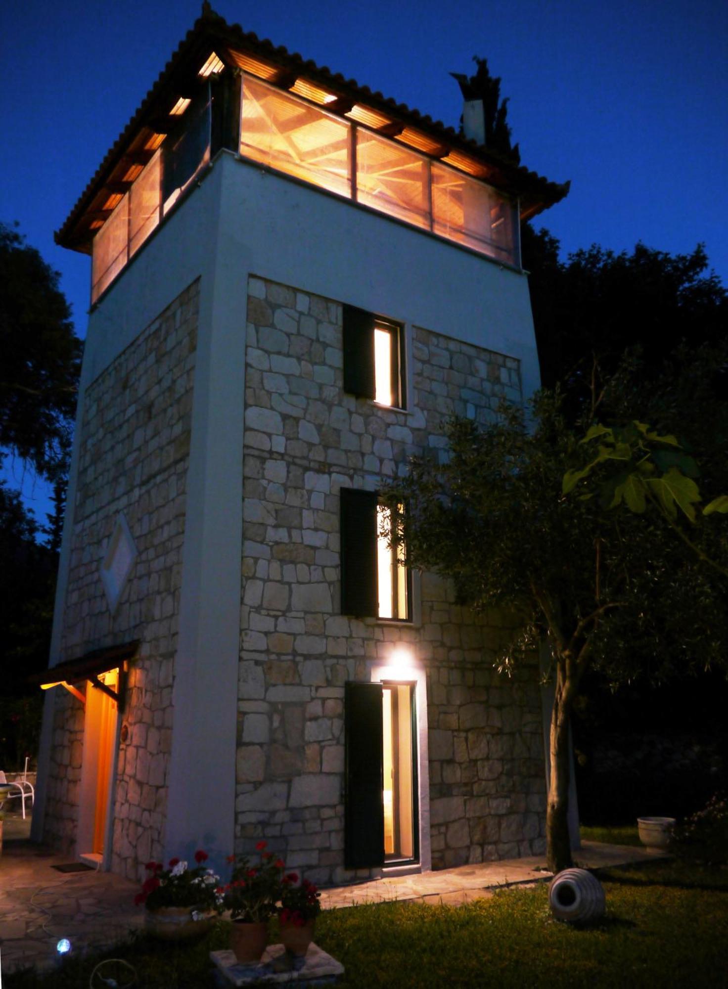 Steinturm Mit Dach-Terrasse Zwischen Fluss, Meer Und Gebirge- Spiti Pirgos Paralia Sergoulas Luaran gambar
