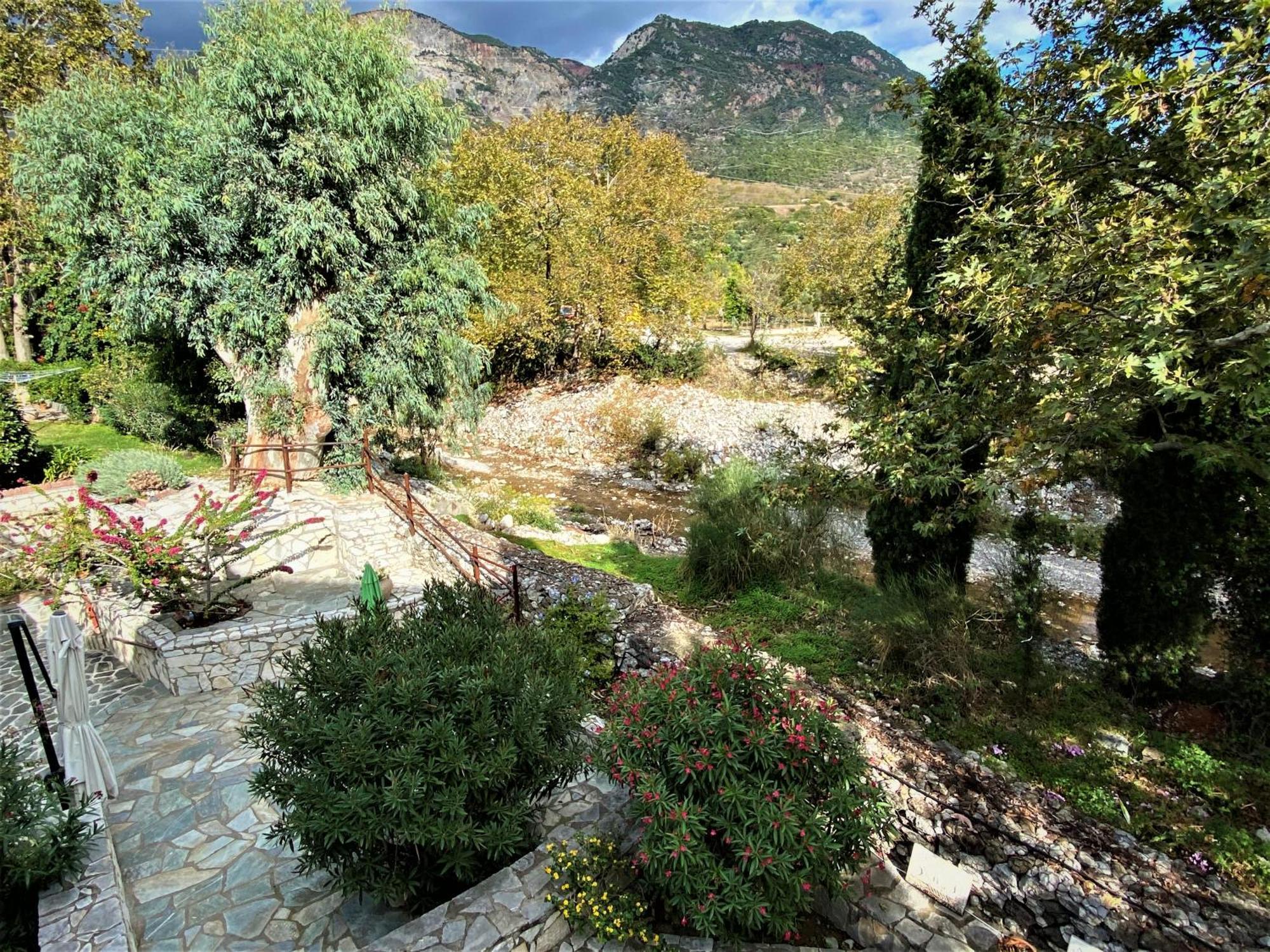 Steinturm Mit Dach-Terrasse Zwischen Fluss, Meer Und Gebirge- Spiti Pirgos Paralia Sergoulas Luaran gambar