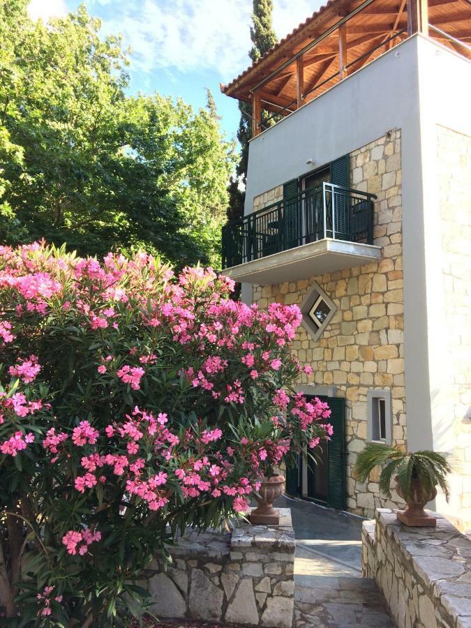 Steinturm Mit Dach-Terrasse Zwischen Fluss, Meer Und Gebirge- Spiti Pirgos Paralia Sergoulas Luaran gambar